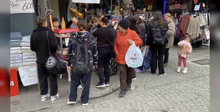 Eskişehir'de dükkan önünü kalabalık göstermek için her gün 20 kilo patlamış mısır ikram ediliyor