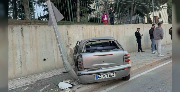 Eskişehir yolda şok kaza: Aydınlatma direğiyle can pazarı! sürücü hafif yaralı