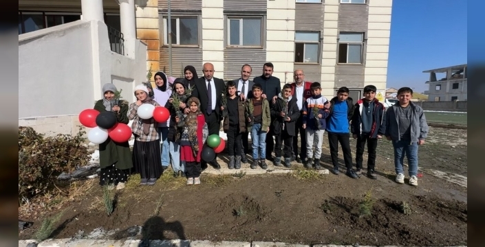 Gazze'ye umut veren fidanlar Yüksekova'da toprakla buluştu