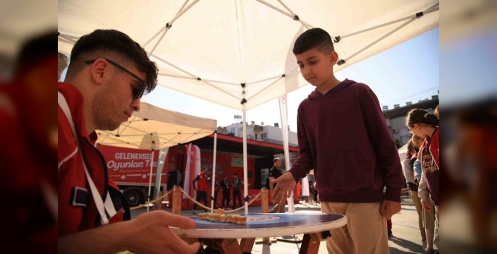 Geleneksel oyunlar tırı Manisa'da çocuklarla buluşuyor: Bir tır dolusu mutluluk yolda!