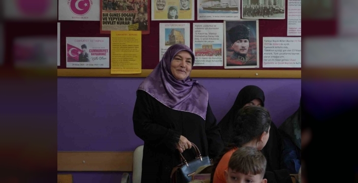 Gözleri görmeyen öğretmene duygu dolu sürpriz: Ailesi sınıfta belirdi!