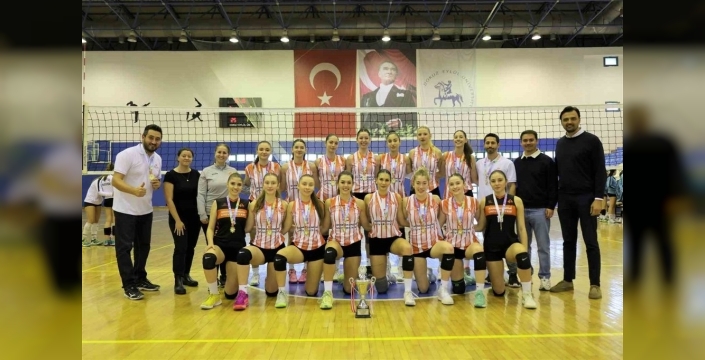 İeü kadın voleybol takımı, set vermeden şampiyonluk ile taçlandı