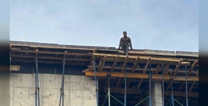 İşçilerin çatı eylemi şoku: 4 Aydır maaş alamayanların isyanı tavan yaptı!