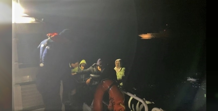 İzmir'de dramatik gece: 43 düzensiz göçmen kurtarıldı ve yakalandı
