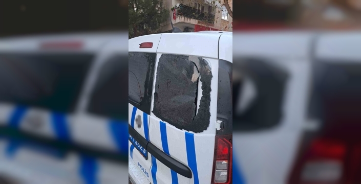İzmir'de şok anlar: Polis aracına saldırdılar, camı kırdılar!