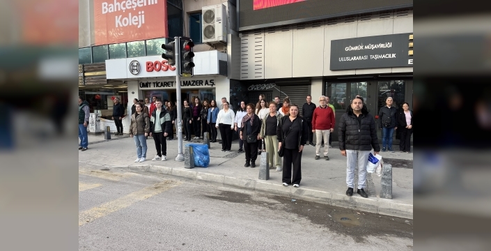 İzmir saat 09.05'te Ata'sını andı