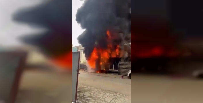 İzmit inşaat alanında şok: İşçi konteyneri alevlere teslim oldu, panik tavan yaptı!