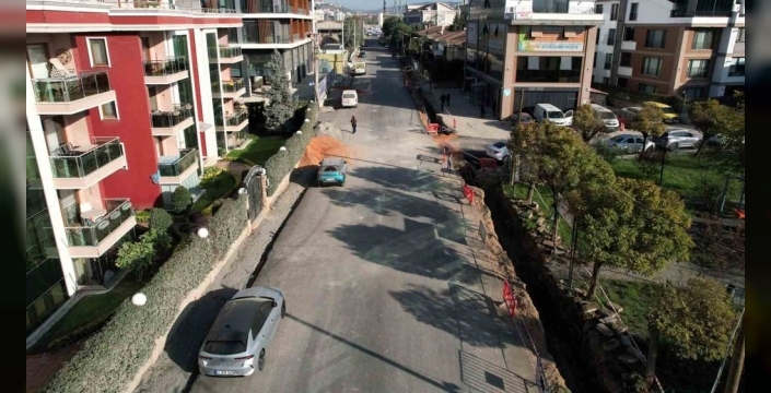 İzmit'te yollar yeniden doğuyor: Şehit Ergün Köncü Caddesi asfaltla buluştu!