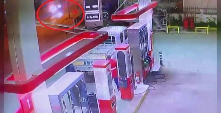 İznikte motosiklet kazası: Alev alan araç akaryakıt istasyonuna devrildi, faciadan dönüldü