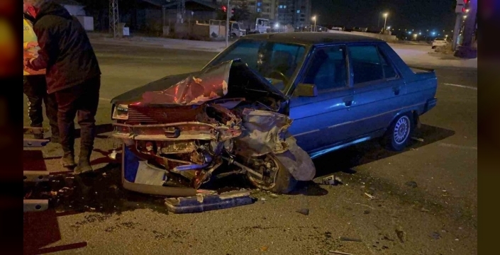 Kayseri'de kavşakta kaza: 2 kişi yaralandı
