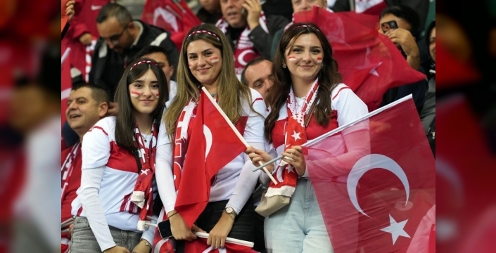 Kocaelispor taraftarından övgüyle anılan koreografi: Milli maça damga vurdu