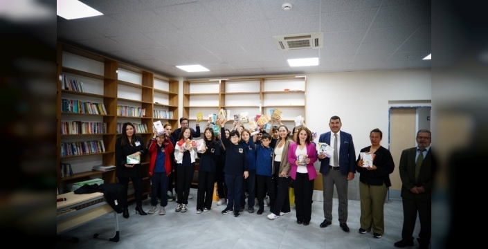 Konyaaltı Belediyesi'nden öğrencilere anlamlı kitap bağışı
