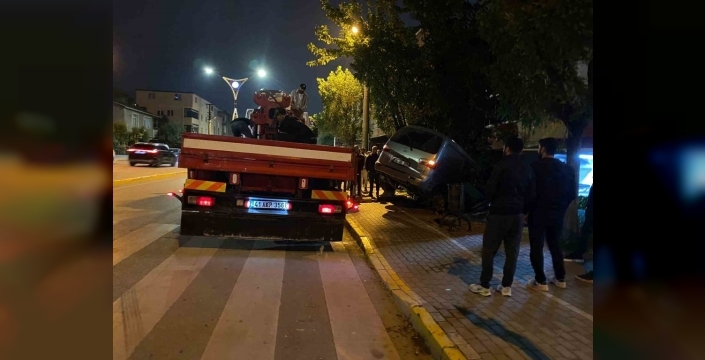 Körfez'de dehşet: Panelvan ev bahçesine daldı, 1 yaralı!