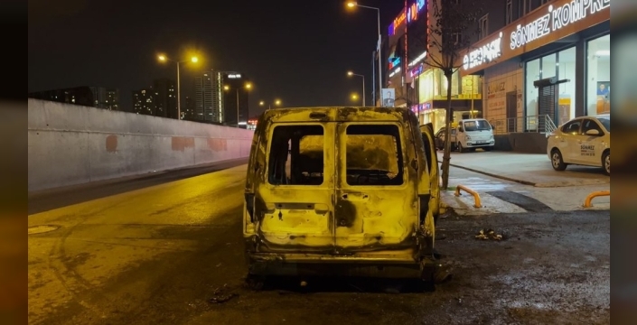 Küçükçekmecede seyir halindeki araçta yangın