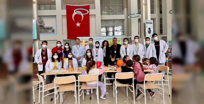 Lösemili çocuklar haftası'nda yürek ısıtan etkinlik: Tıp Fakültesi öğrencilerinden minik hastalara umut