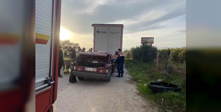 Manisa'da trafik faciası: Park halindeki tıra çarpan sürücü hayatını kaybetti
