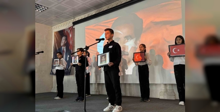 Mardin'de şehit öğretmenler için duygusal anma töreni