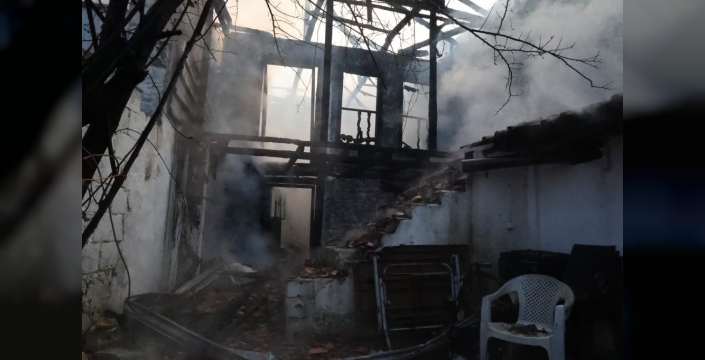 Menteşe'de korkutan yangın: İki ev kullanılamaz hale geldi