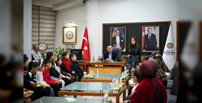 Minik sanatçılardan Başkan Er'e duygusal ziyaret: Unutulmaz anlar yaşandı!