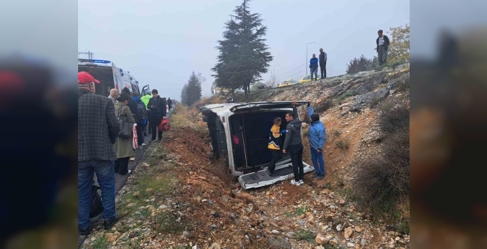 Muğla'da yolcu minibüsü devrildi: 13 kişi yaralandı