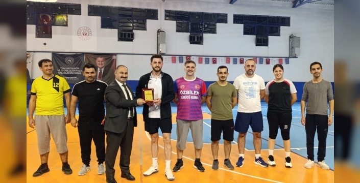 Öğretmenlerden dostluk maçı: Halı saha heyecanı