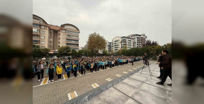Okul bahçesinde şenlik havası: 1200 öğrenci güne sporla başlıyor!