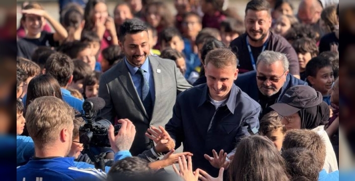 Okul başkanı Aras, vaadini yerine getirdi: Kerem Aktürkoğlu okula geldi!