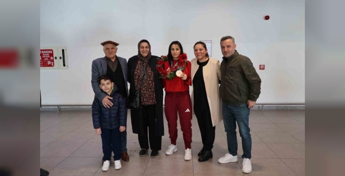 Ordu'nun gururu Berna Tut, Wushu'da dünya 3'üncülüğüyle coşkuyla karşılandı!