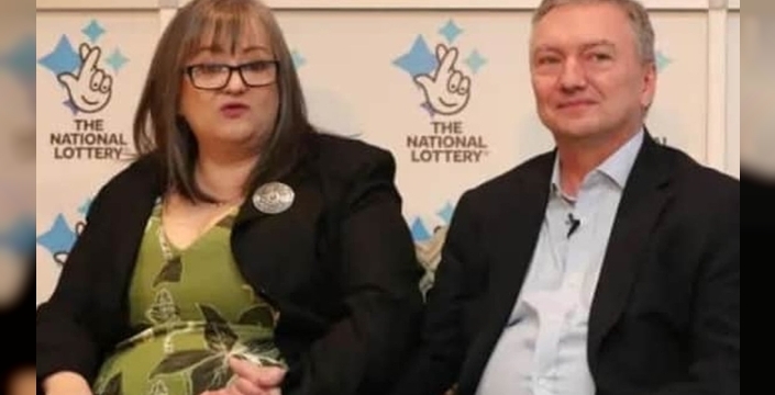 Piyangodan milyonlar kazanan çift, herkesi mutlu etmek için paylaşıyor