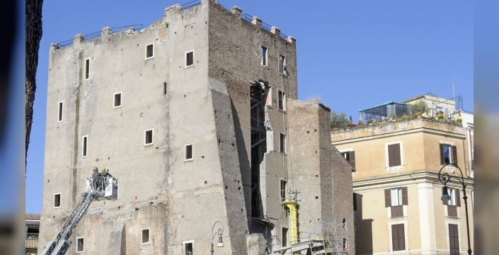 Roma'daki tarihi kuledeki çökme: 11 saat sonra kurtarılan işçi hayatını kaybetti