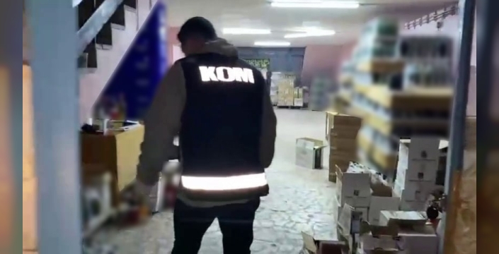 Sakarya'da kaçak içecek piyasasına darbe: Bidonlarca sahte alkol ele geçirildi!