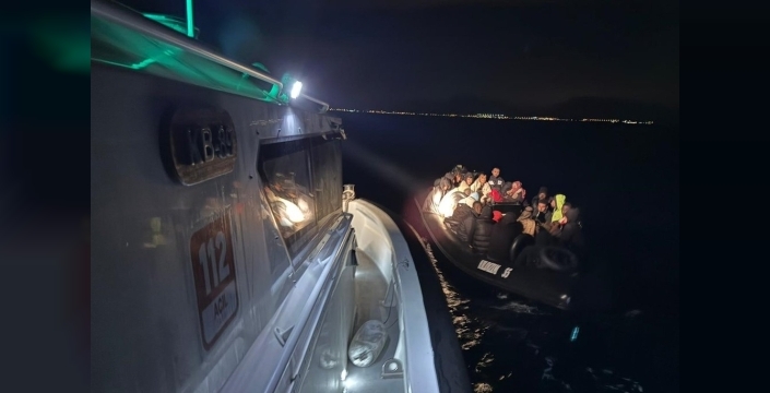 Seferihisar açıklarında nefes kesen operasyon: 27 göçmen yakalandı, 14 kişi kurtarıldı!