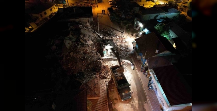 Sındırgıda yıkım faaliyetleri hız kesmeden devam ediyor