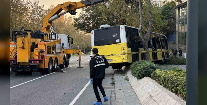 Şok anlar! Beşiktaş'ta İETT şoförü direksiyon başında hayatını kaybetti, otobüs kontrolden çıktı!