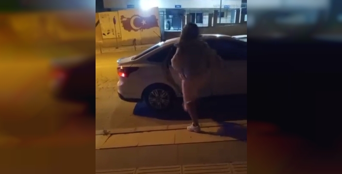 Şok eden anlar: Elazığ'da kadın tartıştığı kişinin arabasını tekme ve yumruklarla paramparça etti!
