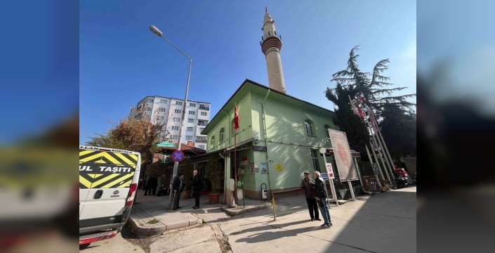 Şok görüntüler! Cami kapısını yumruklayan şahsın vahşi saldırısı kamerada