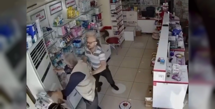 Şok görüntüler ortaya çıktı: Eczacı kalfasının yaşlı hastaya vahşeti kamerada! İşine derhal son verildi!