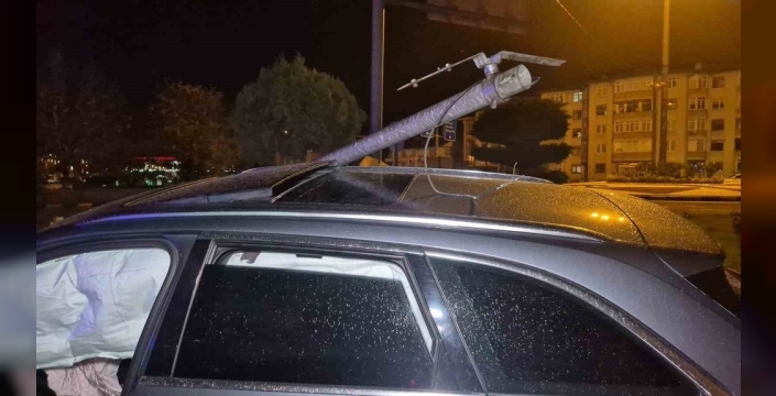 Şok kaza: Sürücü kayıplara karıştı, devrilen direk yolu kapattı!