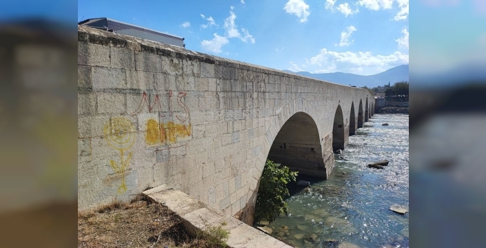 Tarihi Misis köprüsüne şok yazılama! Anadolu'nun ilk Roma köprüsü kurban gitti!