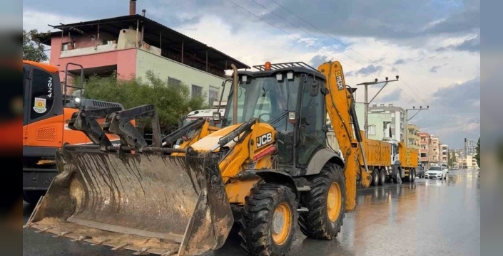 Tarsus'ta sağanak yağış sonrası ekipler gece boyu çalıştı