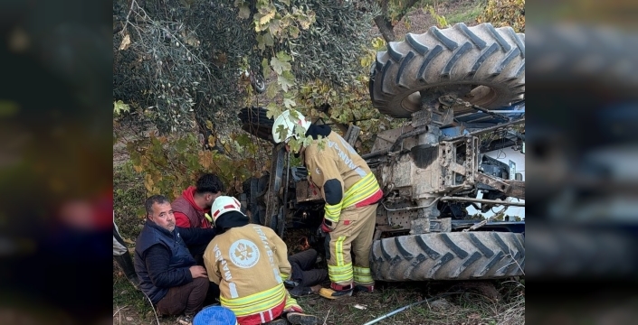 Traktör faciası: Manisa'da devrilen aracın altında kalan çiftçi can verdi, eşi yaralı!