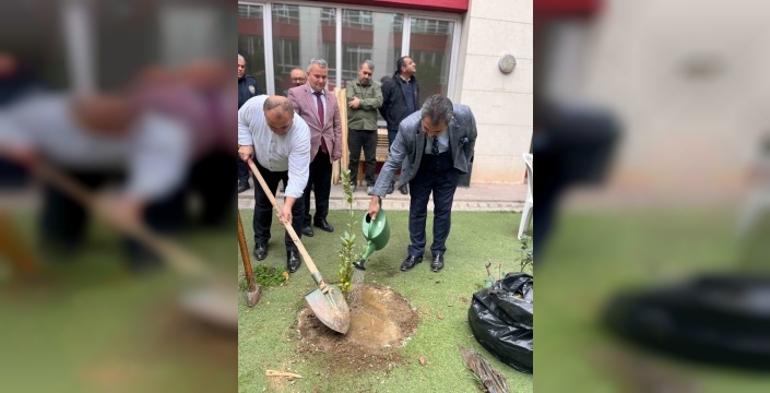 Turgutlu Adliyesi'nde yeşil bir gelecek için ağaçlandırma faaliyeti