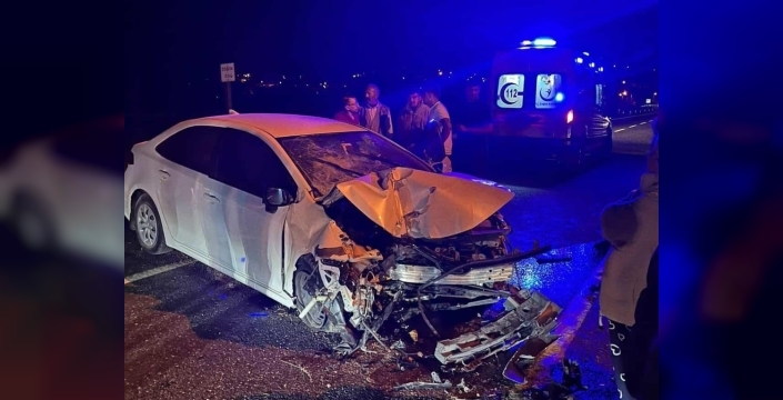 Ula'da beton bariyerlere çarpan otomobilin yolcusu hayatını kaybetti: Ağır yaralı kadın kurtarılamadı