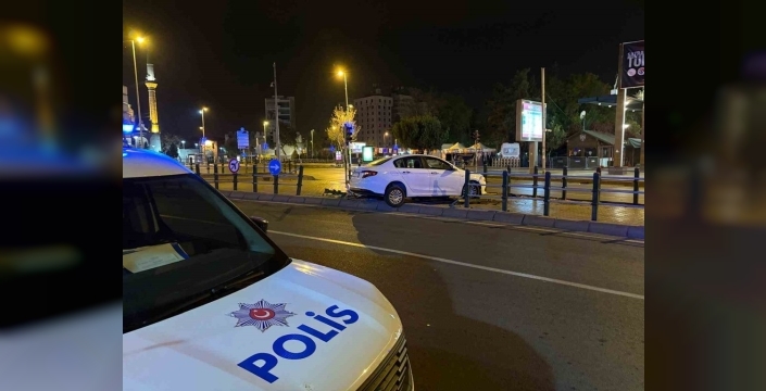 Uykuya yenilen sürücü, bariyerleri deldi: Yaya yolu savaş alanına döndü!