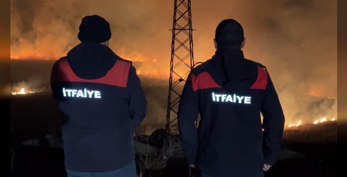 Yüksekova'da kuş cenneti'nde yangın alarmı: Yerleşim alanları tehdit altında!