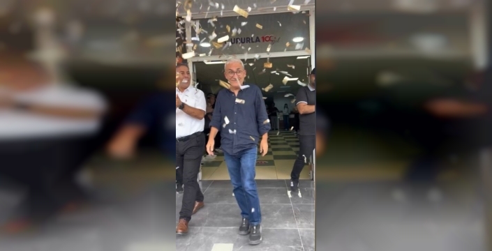 35 yıllık meslek hayatı alkışlarla taçlandı: Eray öğretmen emekliliğe gözyaşlarıyla veda etti