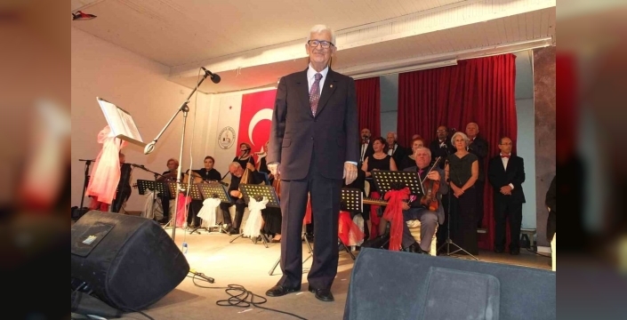 82 yaşındaki emekli müsteşar, müzik tutkusuyla hayata tutunuyor