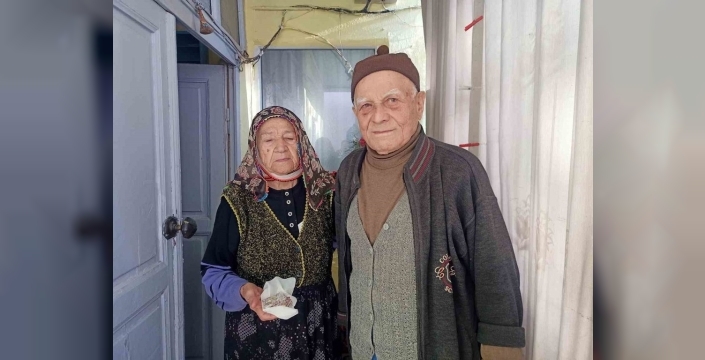 93'lük delikanlı 'mavişinden' gözyaşlarıyla ayrıldı: 32 yıllık otomobil yeni sahibine kavuştu