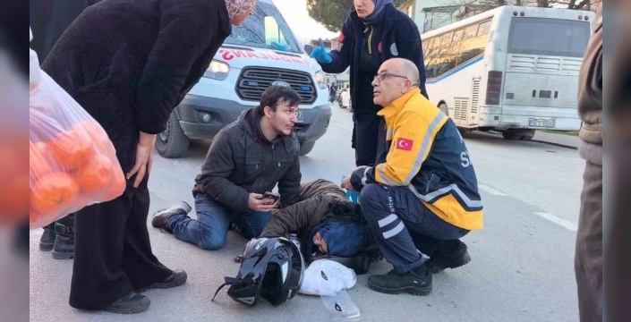 Acı dolu anlar: Yaralı genç annesinin elini bırakmadı