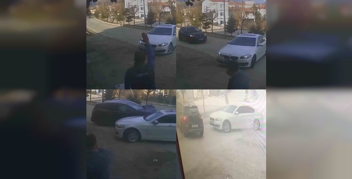 Adana'da hızla gelen araç, yola çıkan otomobile çarptı
